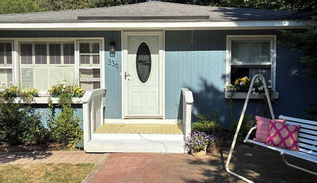 MONTHLY RENTAL. Charming, updated cottage in Pentwater with AC, deck & hot tub.