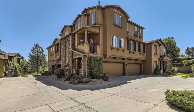 Monthly Rental condo w/garage