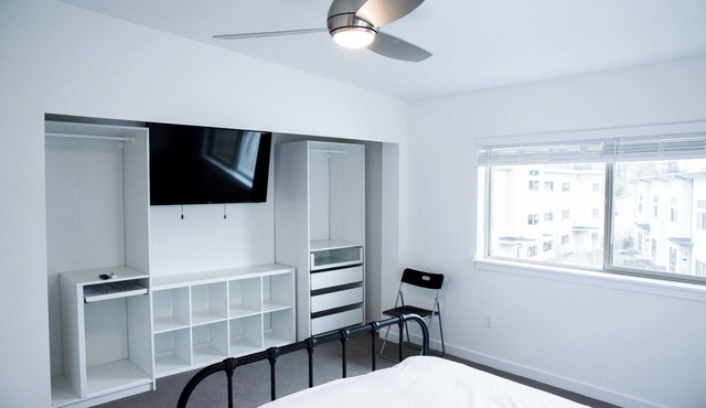 Monthly Rental-Modern LUX 3bd by LightRail to anywhere