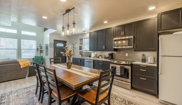 Monthly Rental with New Kitchen, Family Friendly!