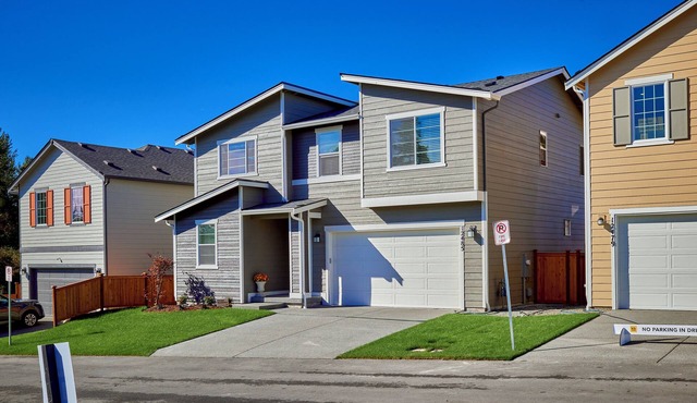 Monthly Rentals @ NEW LUX Modern 4 bd/3 ba Fully Stocked!