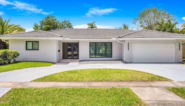 Monthly Stay: Spacious New home 4BD w/a private pool & BBQ. 15 mins to beaches!