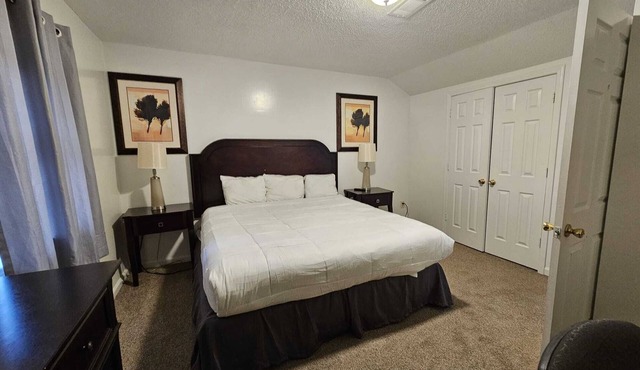 MONTHLY STAYS-5 BR Secluded Cabin Style Compound-Abundant Parking-Near Airport