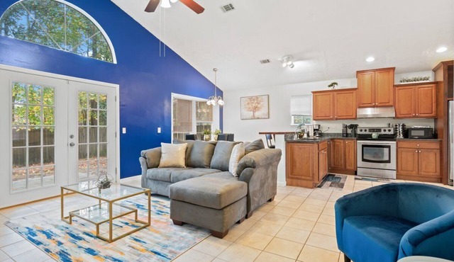 “Monthly Stays!” 75"TV - King Bed + Large Yard - Spacious & No Stairs