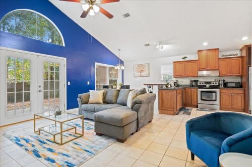 Monthly Stays - 75"TV - King Bed - Large Yard - Spacious & No Stairs