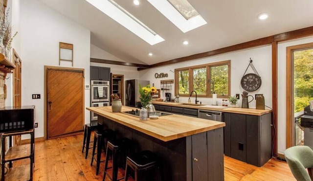 Monthly Stays| Fully Resorted Historic Luxury Cabin| Fireplace
