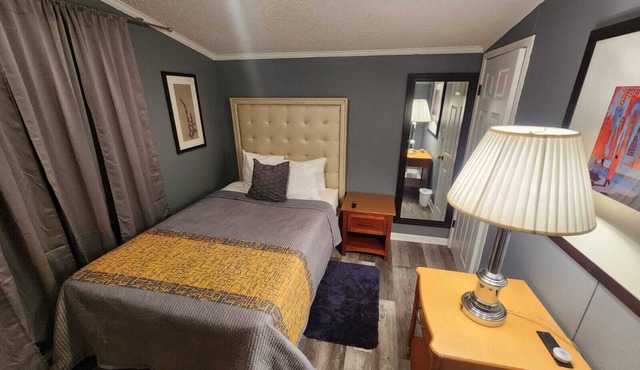 MONTHLY STAYS-Rear Cabin Only – Secluded 3BR/2BA Guest House Near Downtown