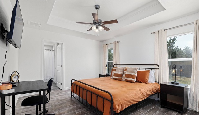 *Monthly Stays* Workspace, King bed, Boat parking!