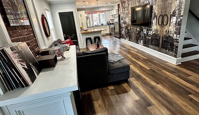 MONTLY RENTAL - VIBRANT AND SPACIOUS 4-BR HOME IN DOWNTOWN RED BANK w/HOT TUB