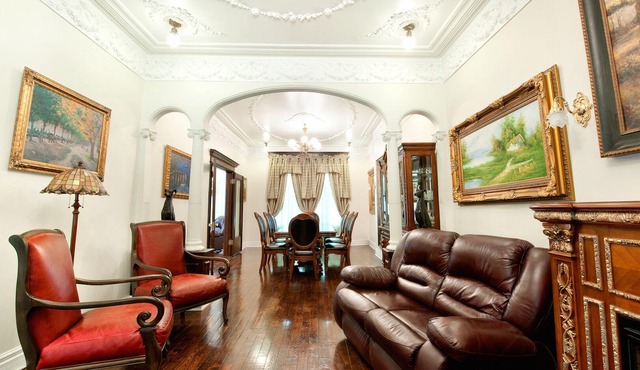 Montreal Chateau 8 mills from Historical Old Montreal!Bachelor Party!!!