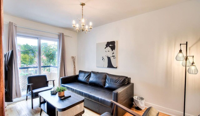 Montreal Traveler`s Home! Vintage & Value 2BR apt!