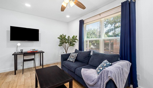 Montrose Flat Nr Midtown, Museums | TV Desk Games
