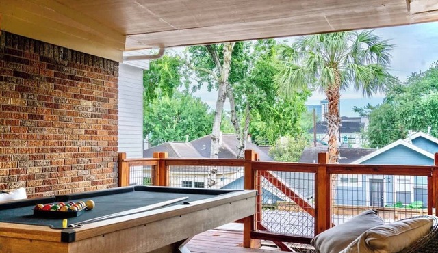 Montrose Getaway Condo: Game Night, Free Wine & Balcony!