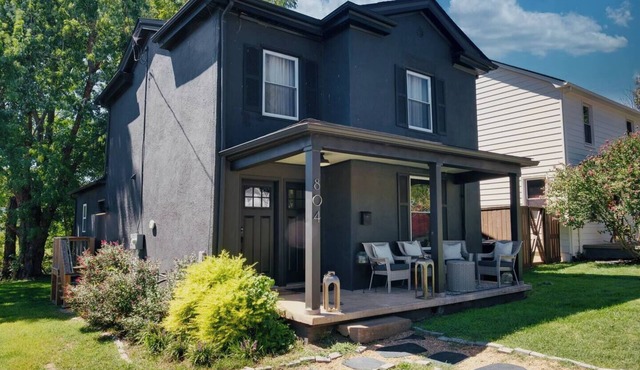 Montrose Manor- In the heart of Belmont!