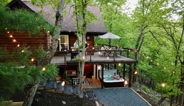 Montview Chalet: Panoramic Views, Sauna, Hot Tub, Firepit, EV and Seclusion