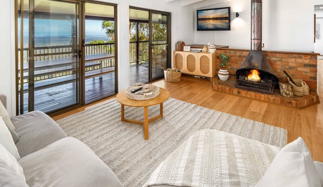 Montville Retreat With Hinterland & Coastal Views