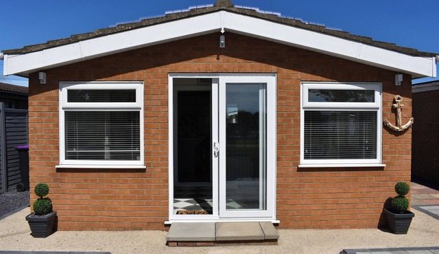 MONTY'S RETREAT, pet friendly, with a garden in Anderby Creek