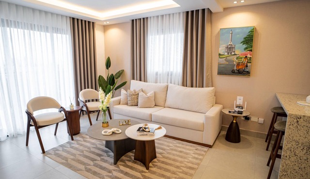 Monumental Suite: Elegant Modern Apt, Stunning City Views & Rooftop Pool.