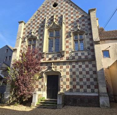 Monument historique rénové avec goût et jardin