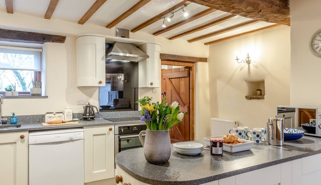 Monyash Barn - Four Bedroom House, Sleeps 8