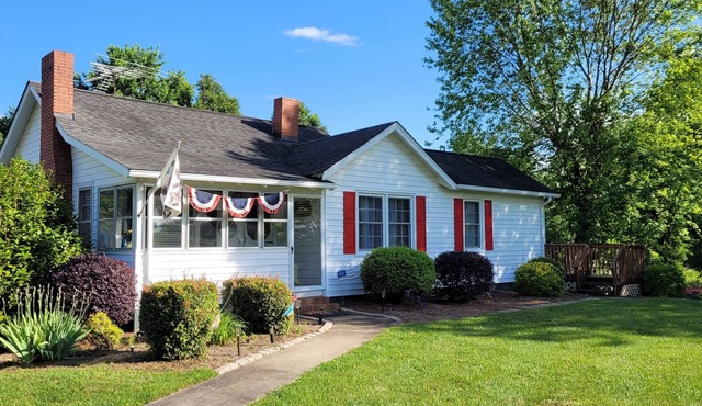 Moo Manor, 10 Mins from downtown Mayberry