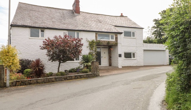 MOODY HOUSE FARM, pet friendly, character holiday cottage in Chorley