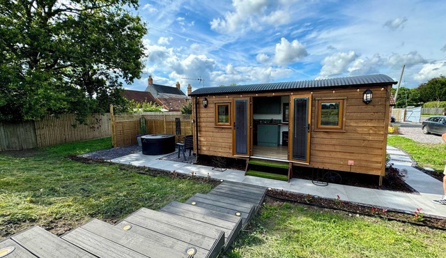 MOOFFITCH RIVERVIEW HUT, pet friendly, with hot tub in Gloucester