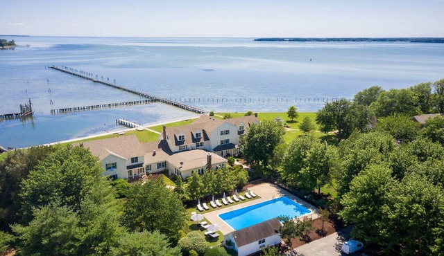 Moofy's Farmhouse: Main Lodge ; Private Waterfront Retreat Center, New Reno on 18 Acres