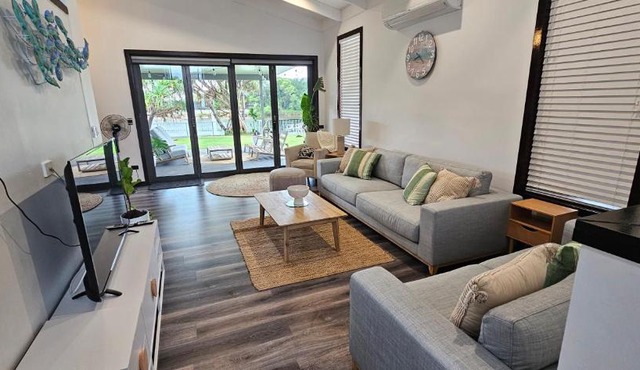 MOOLOOLABA CANAL HOME - Modern 4Bedroom with Spa, Sauna and Private Pontoon - NEW proprietor 2024