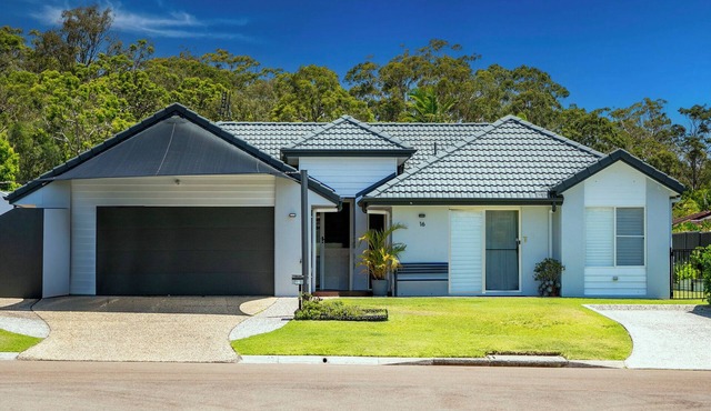 Mooloolaba/Mnt Creek beachy family home with pool