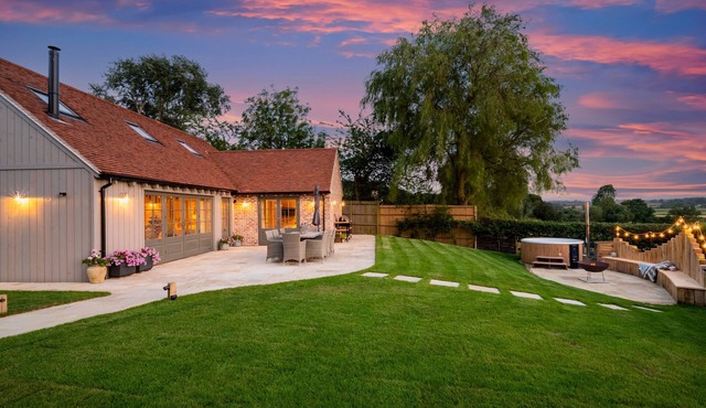 Moon Cottage - Three Bedroom House, Sleeps 8