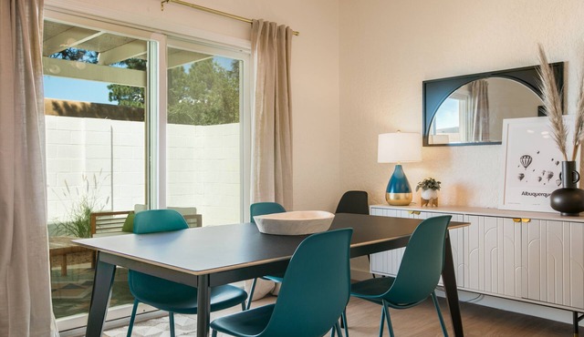 MOON HAVEN: Stylish 2-Bedroom Retreat with Patio