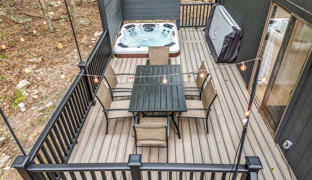 Moon Hill Cabin: Cozy Pocono Escape with Hot Tub & Fireplace