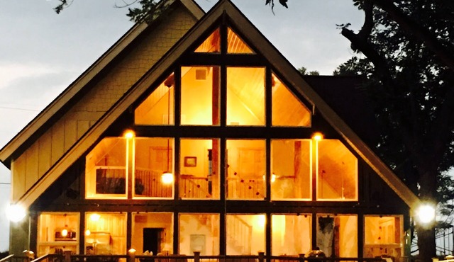 Moon Lake MS lakeside lodge perfect for family or couples getaway!