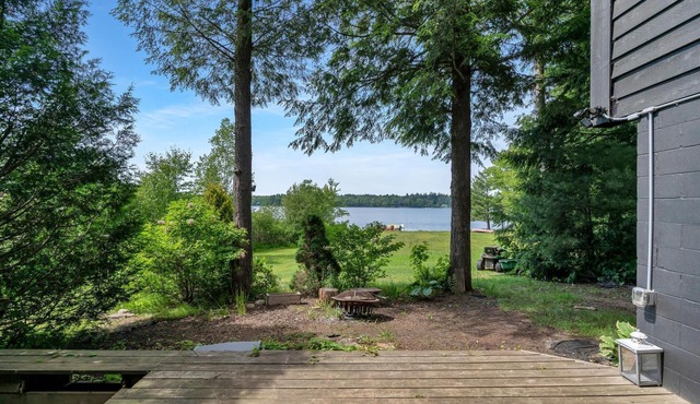 Moon River Cottage Sanctuary With Private Beach in Bala!