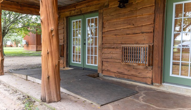 Moon River Ranch - Farm House Lodge - ADA