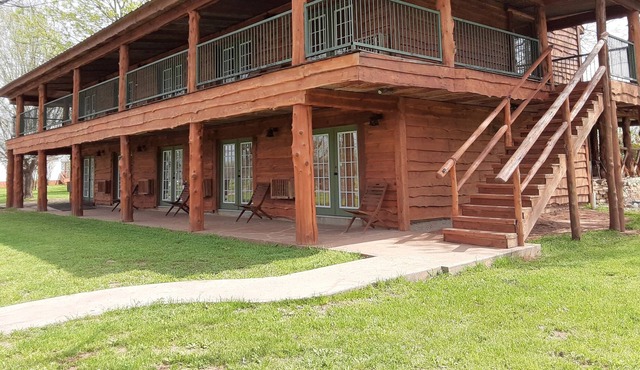 Moon River Ranch - Farm House Lodge Rooms