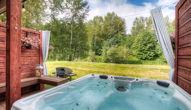 Moon River Suites 4 - on River, Private Hot Tub, Downtown NO FLOOD IMPACTS