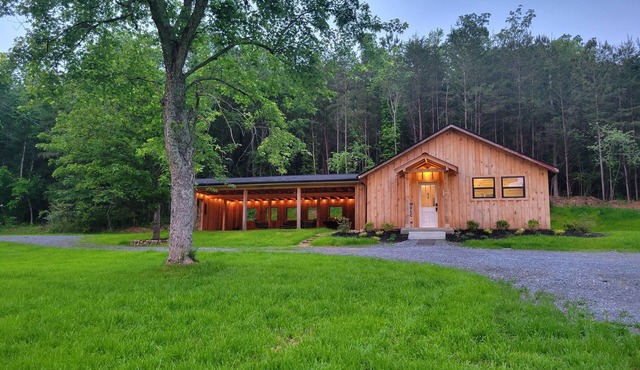 Moon tree cabin 🌙🌲 2-bedrooms in Rydal, close to Buc-ee's! Outside shower!