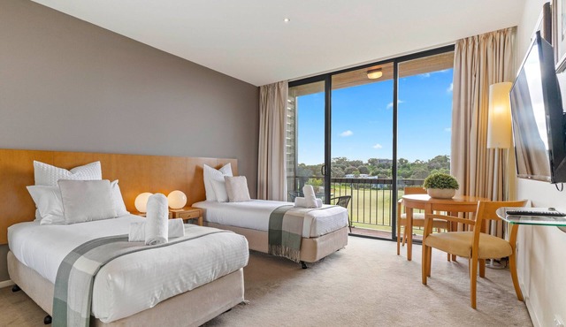 Moonah Links Apartment 23 - Fairway Views, Golf, Hot Springs