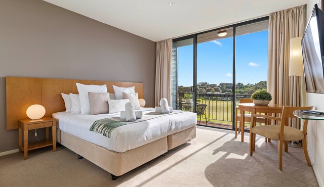 Moonah Links Apartment 23 & 24 - Fairway Views, Golf, Hot Springs