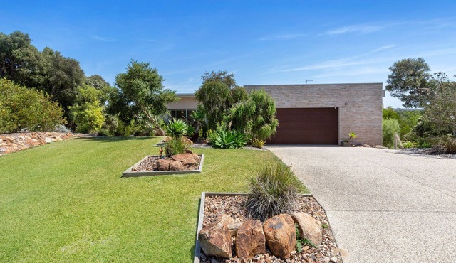 Moonah Views Luxury Getaway with Jacuzzi