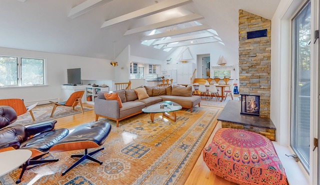 Moonakis River Oasis: Heated Pool & Spa, Lush Gardens & Kayaks