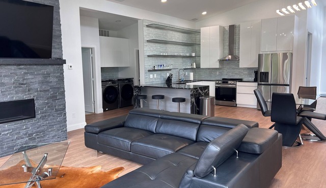 MoonBeam: Spacious and Modern Home in the countryside near Stockton Lake.