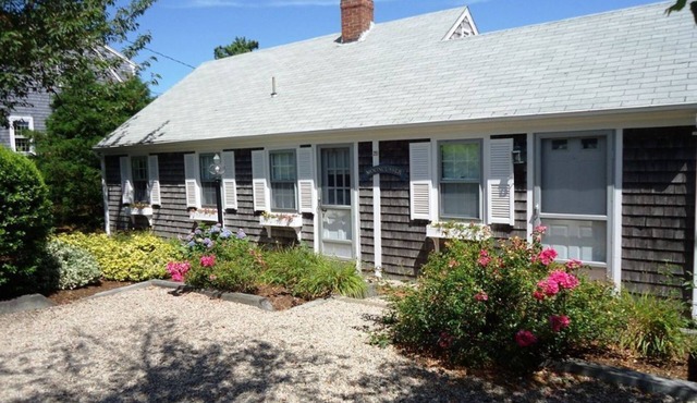 Mooncusser Cottage on Taylor's Pond!