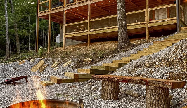 Moondance Cabin at Red River Gorge - Hot Tub