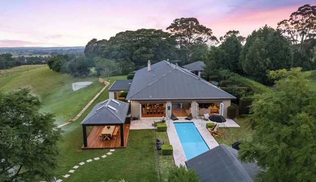 'Moondance' - Luxurious Hillside Retreat