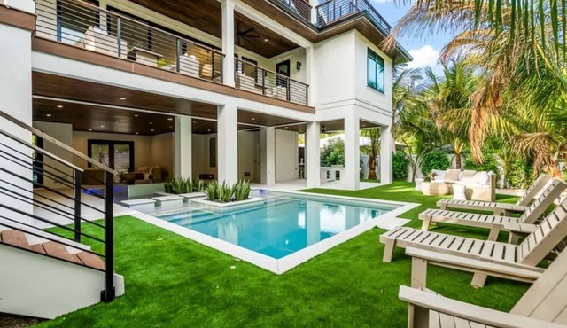 Moondance - Steps to the beach! Heated pool!