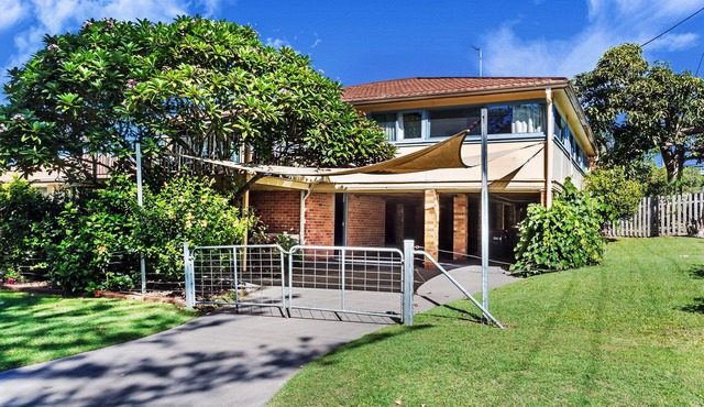 Moondoggie a 4 Bedroom Beach House, a stones' throw from the beach and park