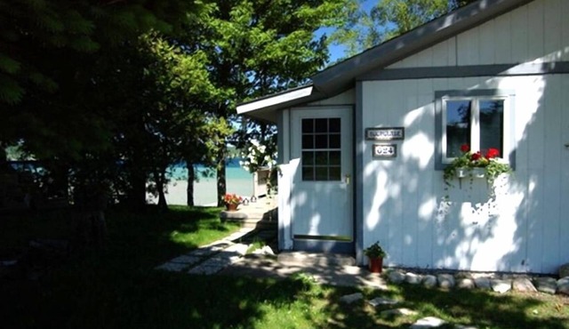 Moonglade Cottage 2 Bed/1BTH - waterfront and in the heart of wine country!